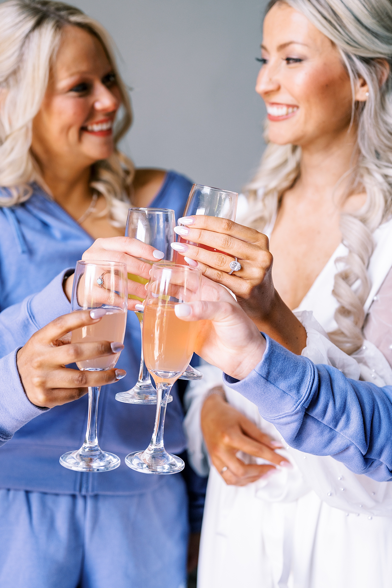 Summer Medinah Country Club wedding day with Chicago wedding and portrait photographer Kim Ritchie Photography.