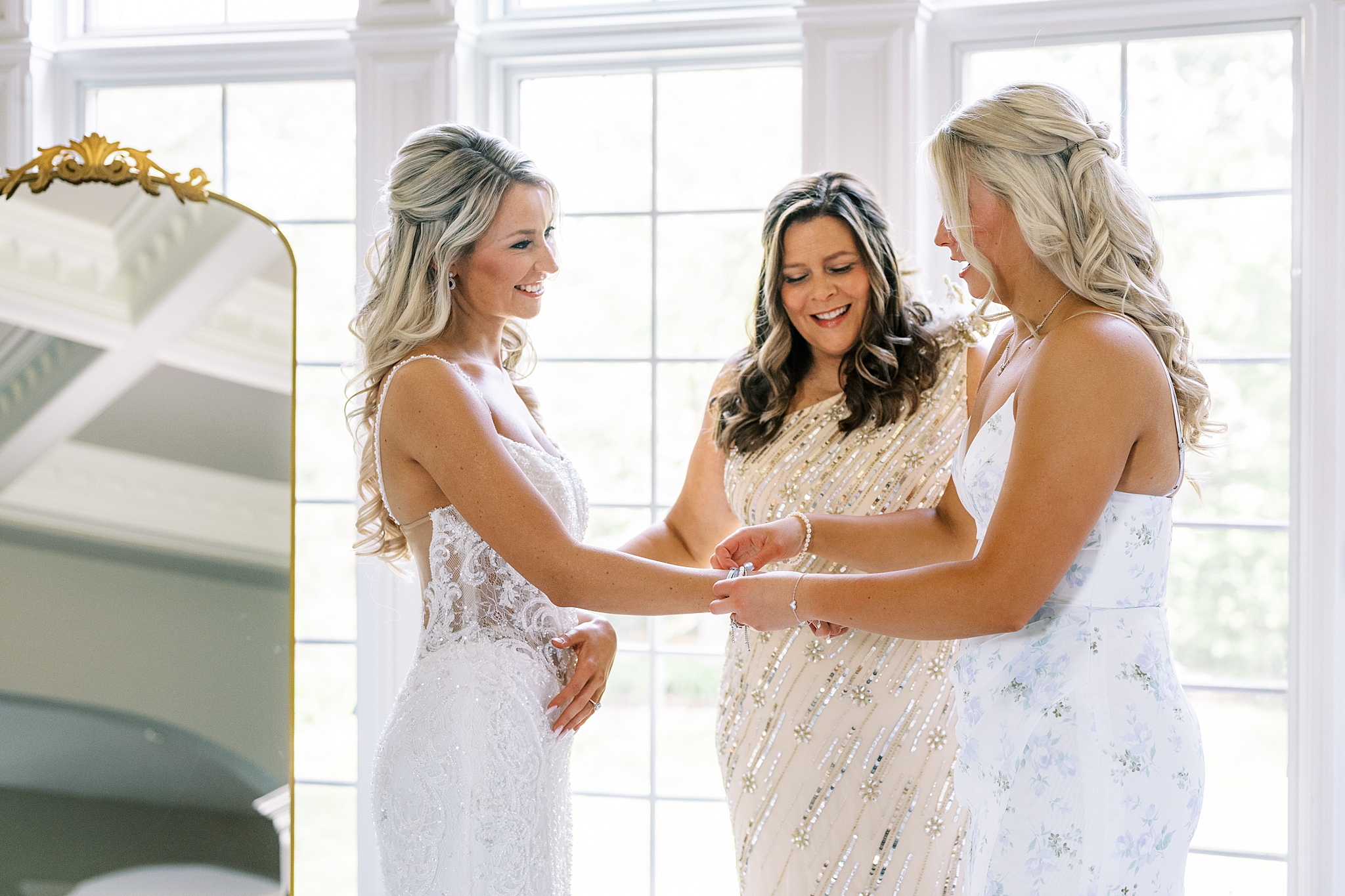 Summer Medinah Country Club wedding day with Chicago wedding and portrait photographer Kim Ritchie Photography.