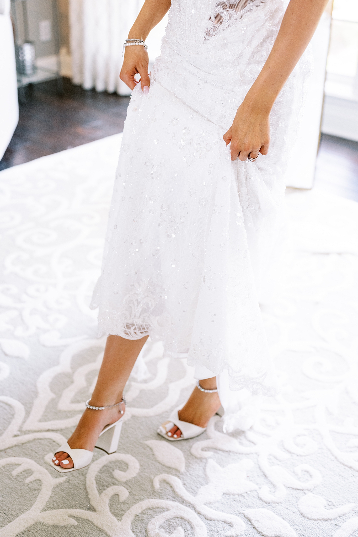 Summer Medinah Country Club wedding day with Chicago wedding and portrait photographer Kim Ritchie Photography.