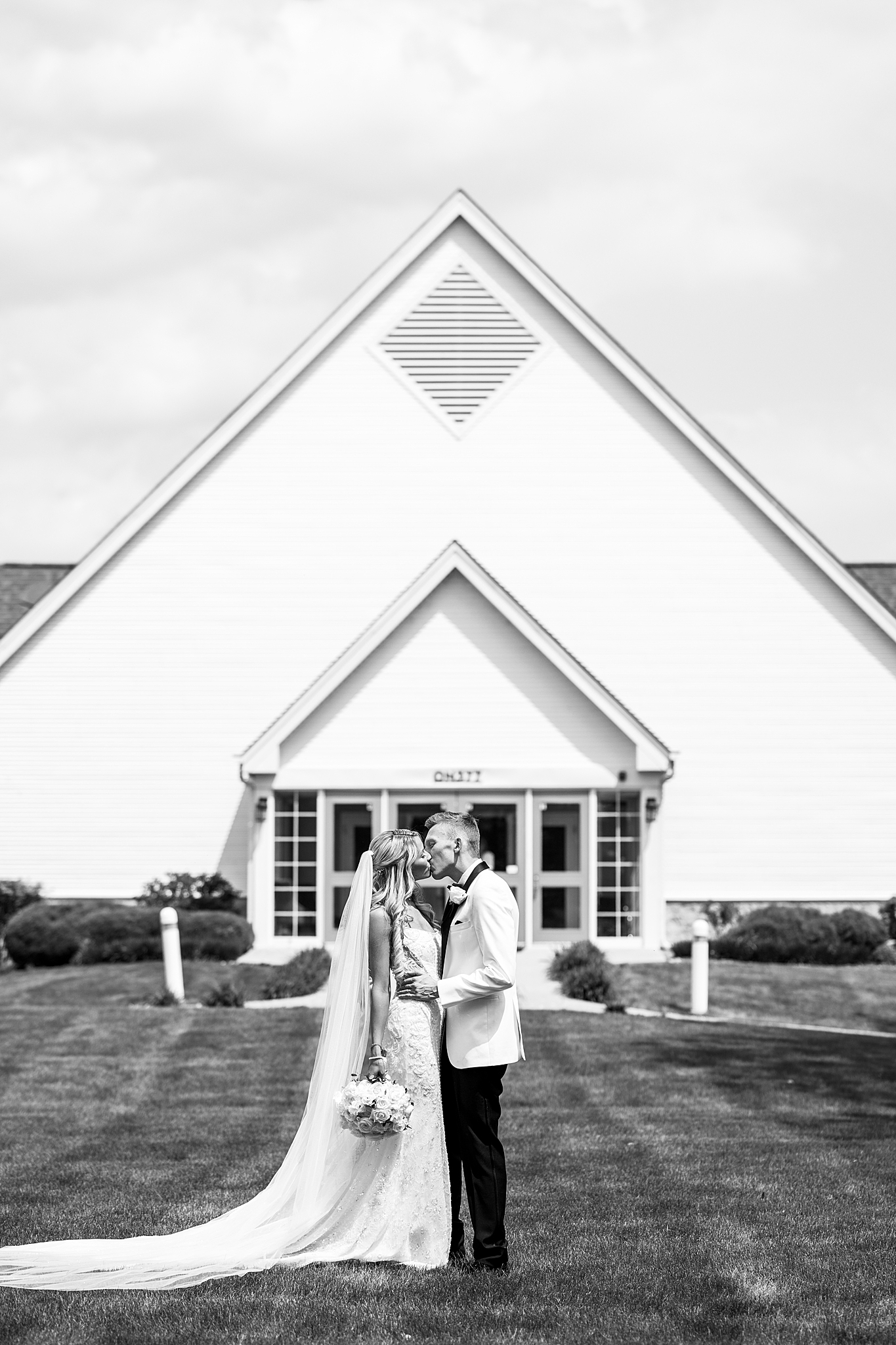 Summer Medinah Country Club wedding day with Chicago wedding and portrait photographer Kim Ritchie Photography.