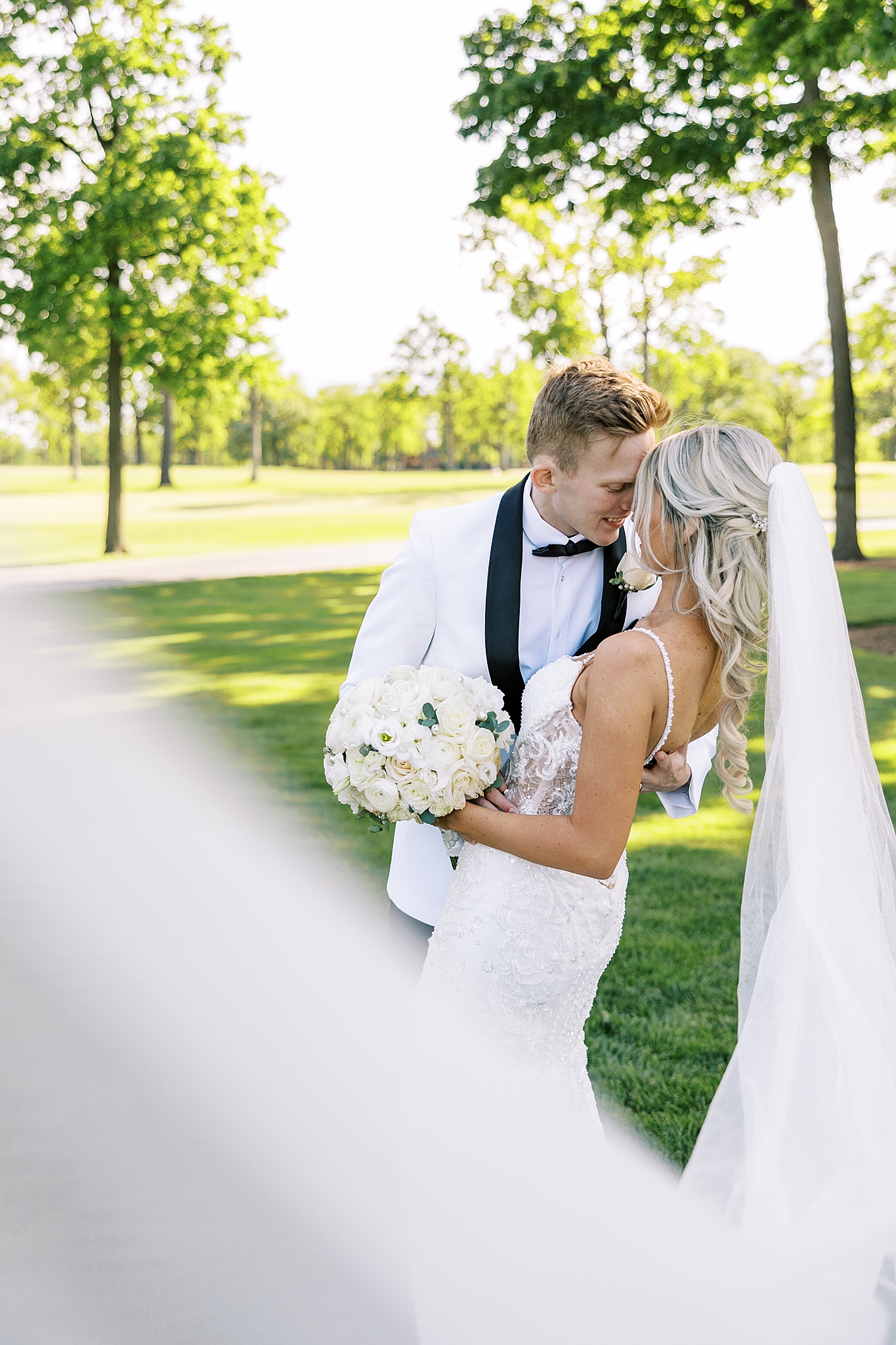 Summer Medinah Country Club wedding day with Chicago wedding and portrait photographer Kim Ritchie Photography.