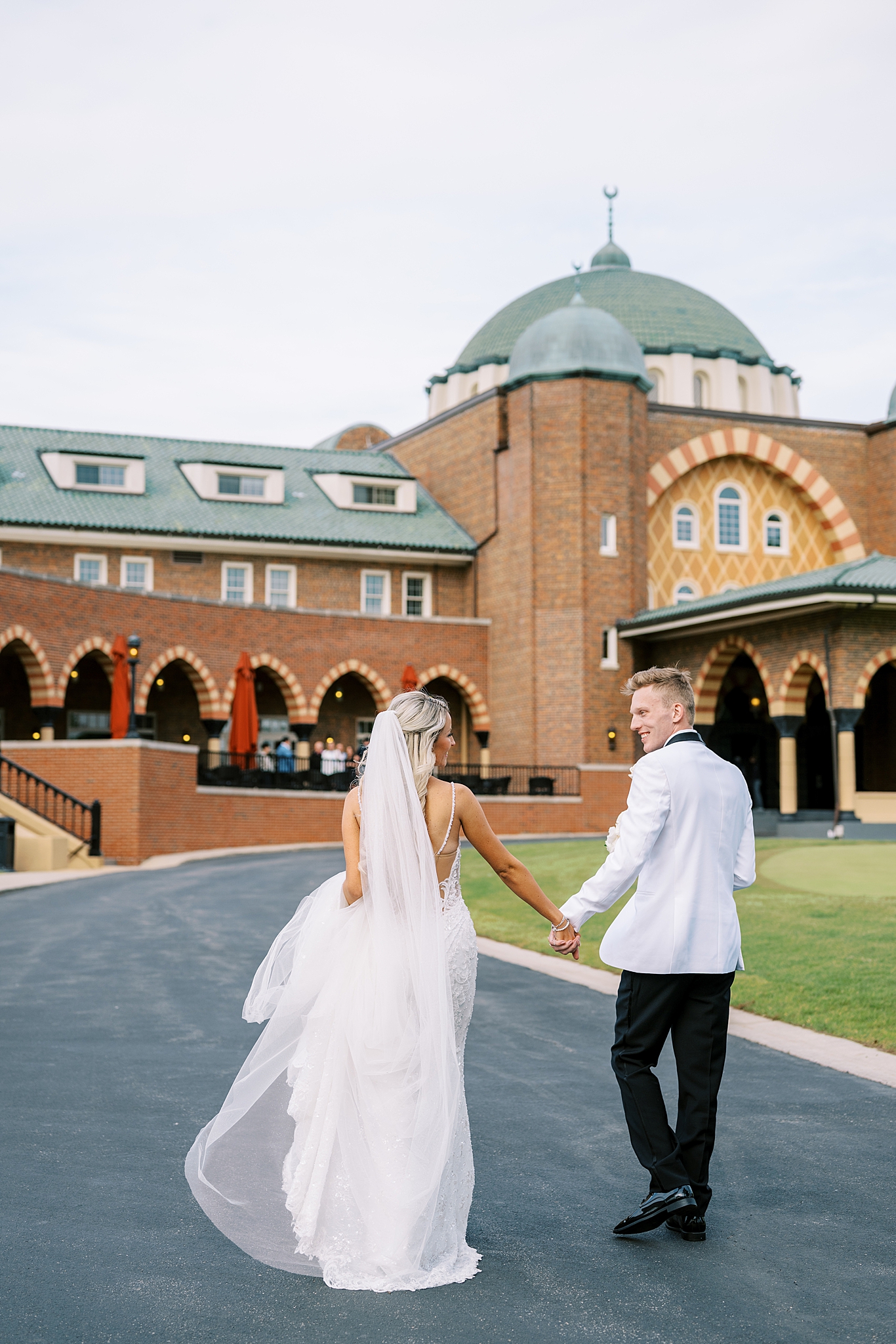 Summer Medinah Country Club wedding day with Chicago wedding and portrait photographer Kim Ritchie Photography.