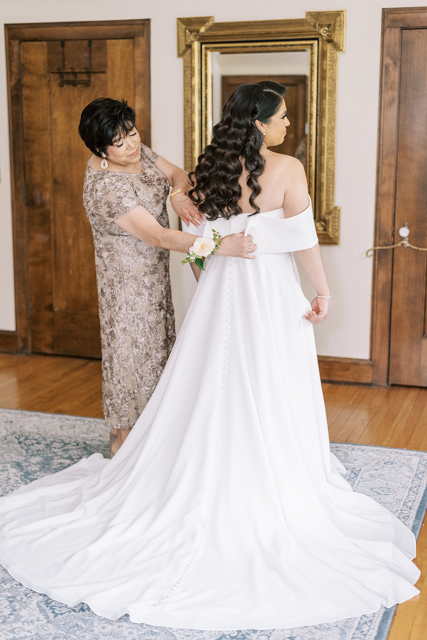 Redfield Estate wedding day in Glenview, Illinois with Chicago wedding and portrait photographer Kim Ritchie Photography.