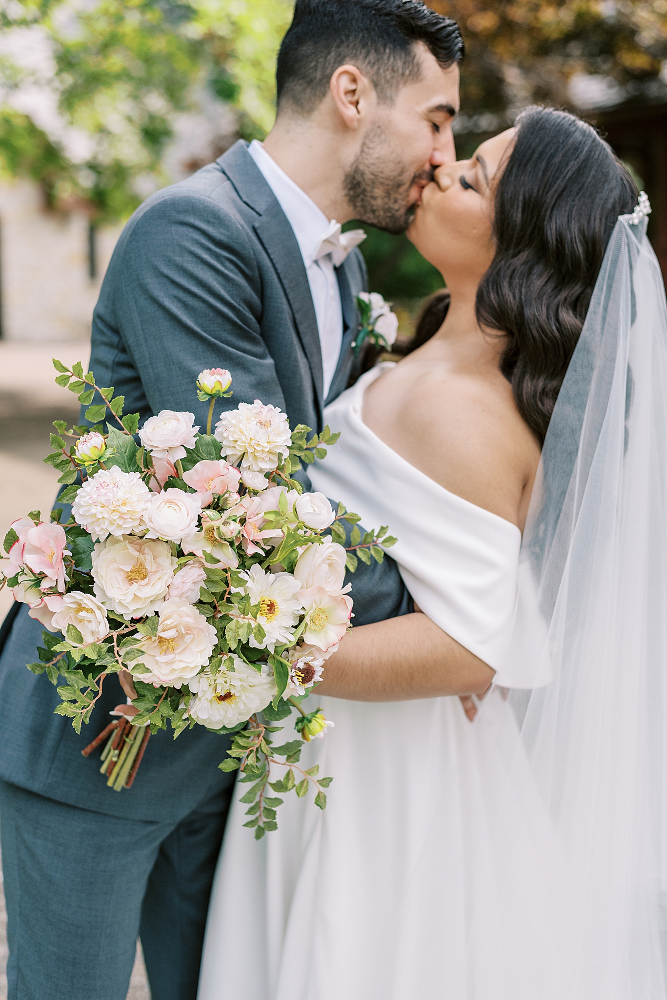Redfield Estate wedding day in Glenview, Illinois with Chicago wedding and portrait photographer Kim Ritchie Photography.