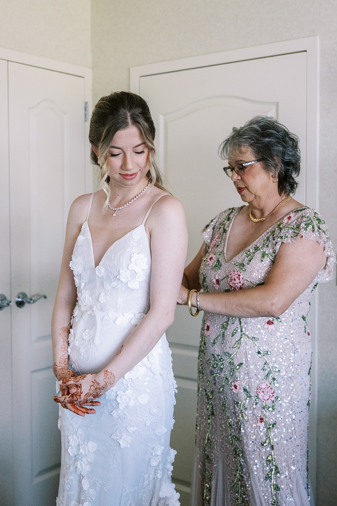 Morton Arboretum summer wedding photos in Lisle, Illinois with Chicago wedding and portrait photographer Kim Ritchie Photography.