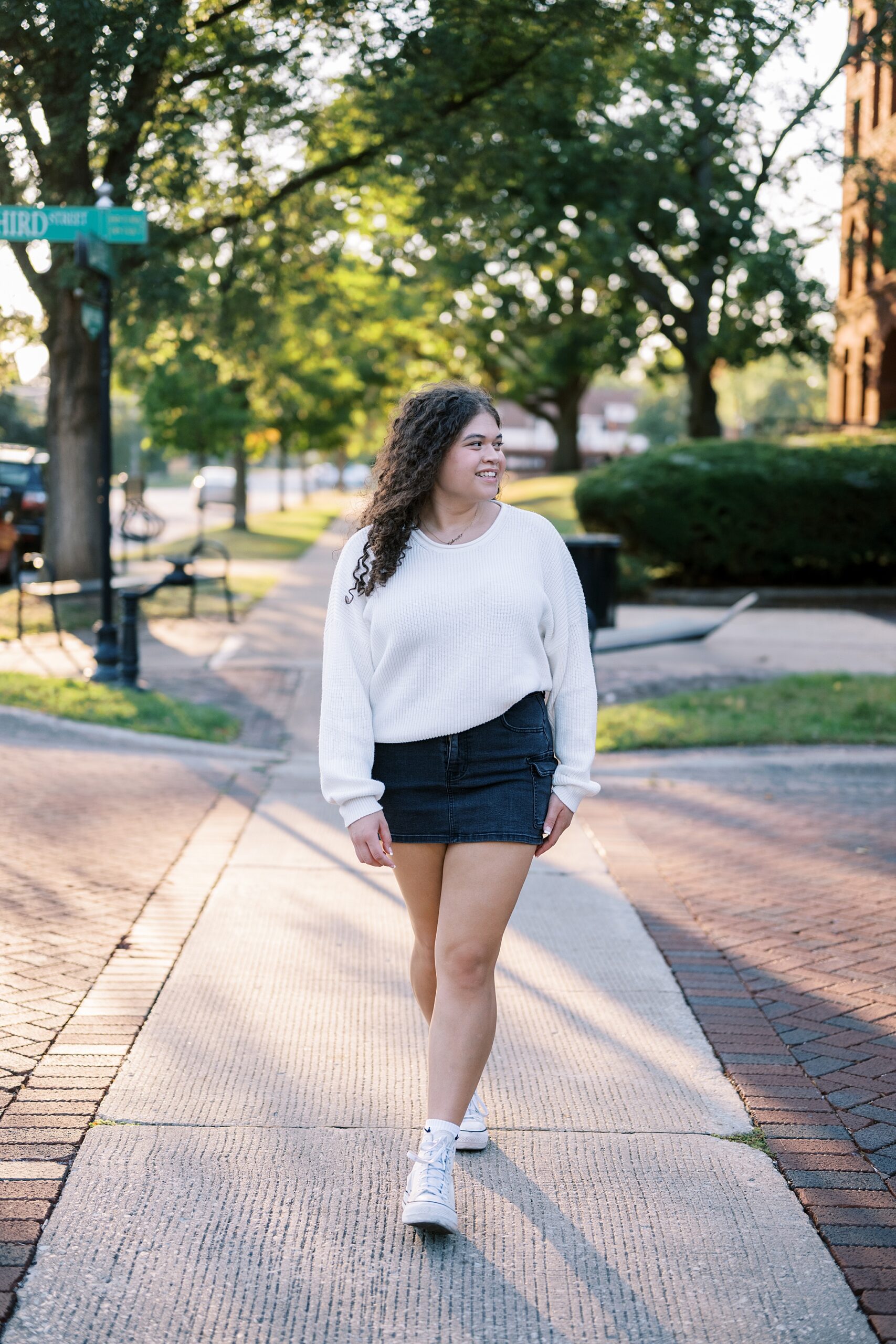 Senior photos in Downtown Geneva. Summer & fall senior portrait locations in the west suburbs – Kim Ritchie is a Chicago senior photographer serving the west suburbs.