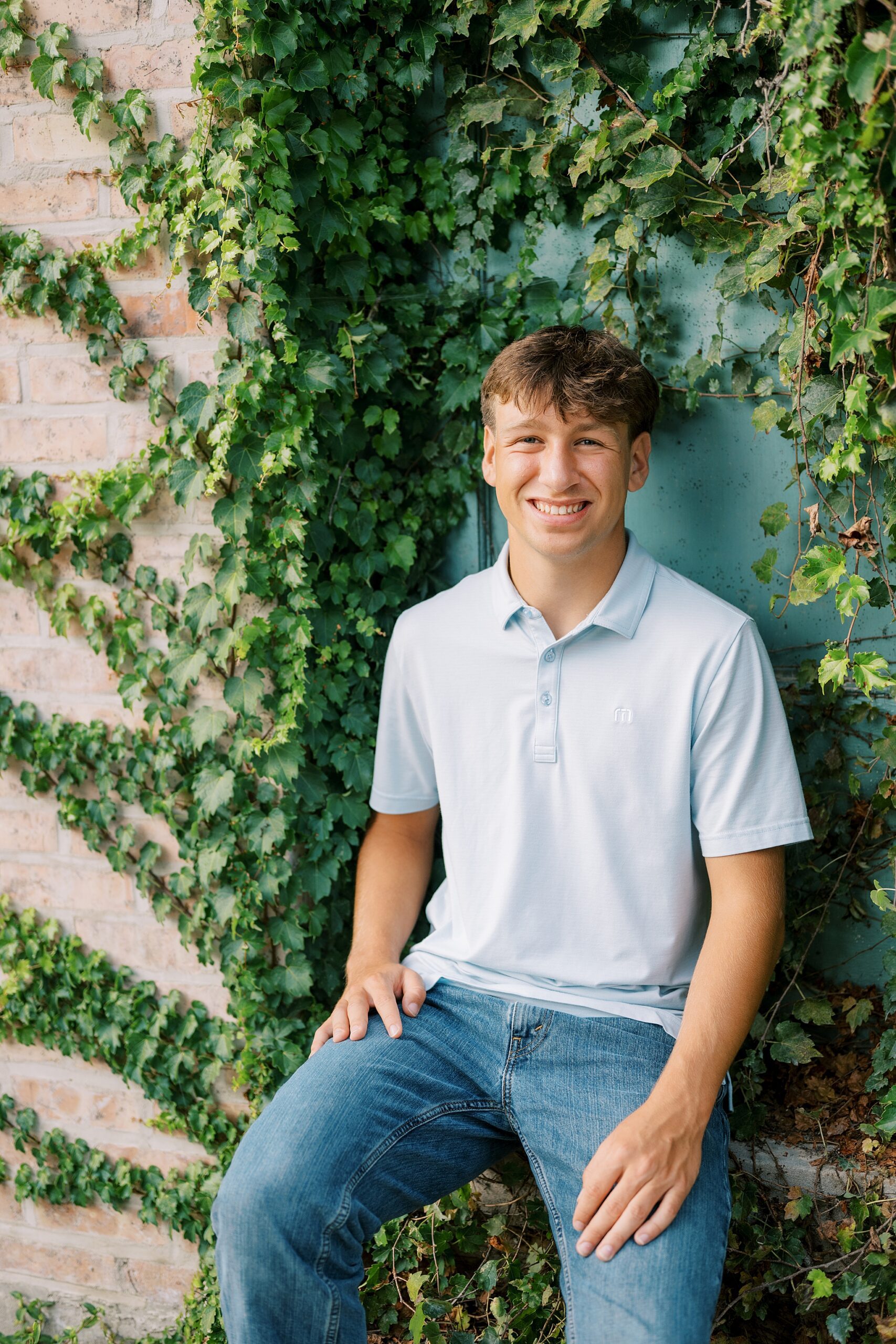 Senior photos in Downtown Geneva. Summer & fall senior portrait locations in the west suburbs – Kim Ritchie is a Chicago senior photographer serving the west suburbs.