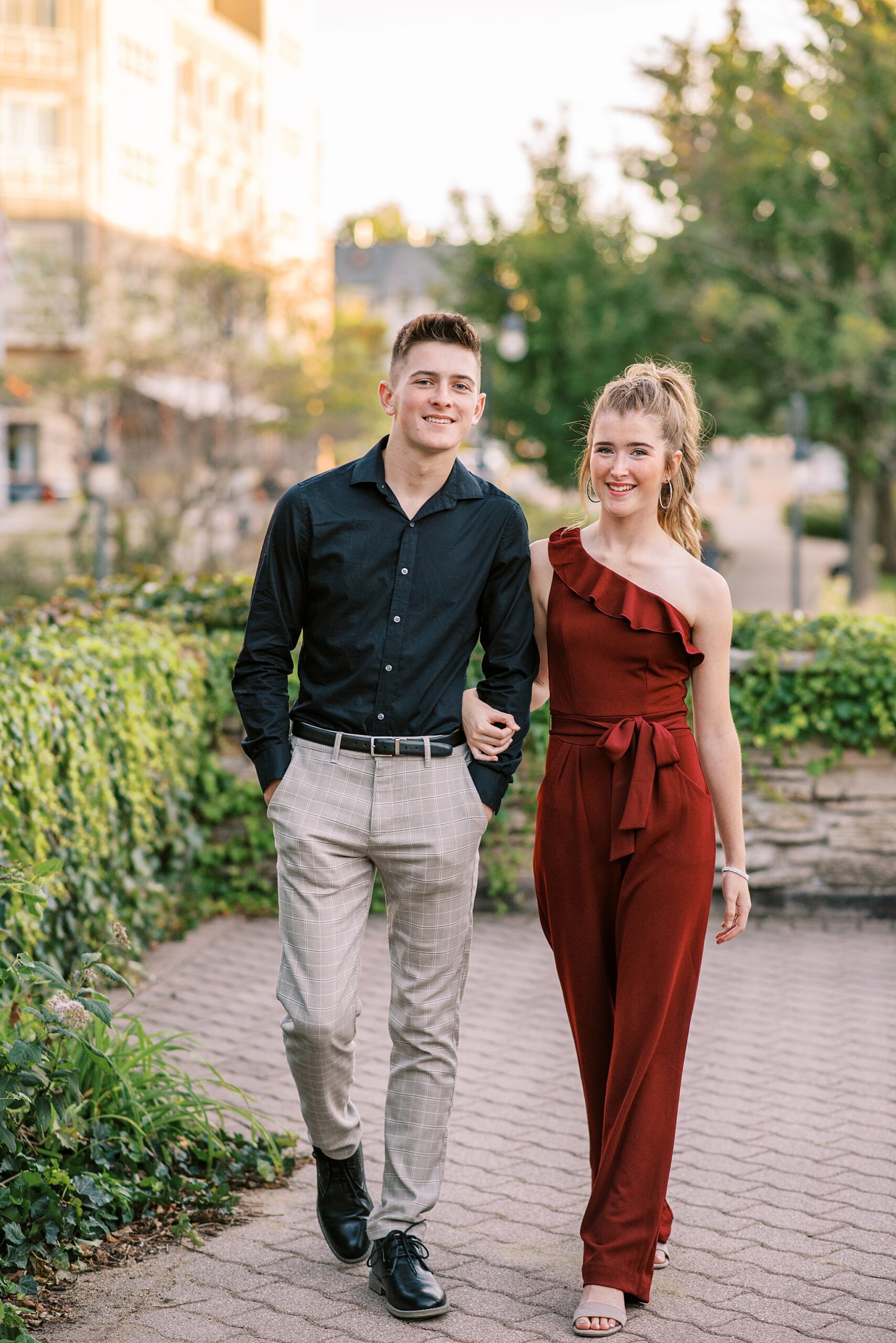 Senior photos in downtown Naperville, Illinois. Summer & fall senior portrait locations in the west suburbs – Kim Ritchie is a Chicago senior photographer serving the west suburbs.