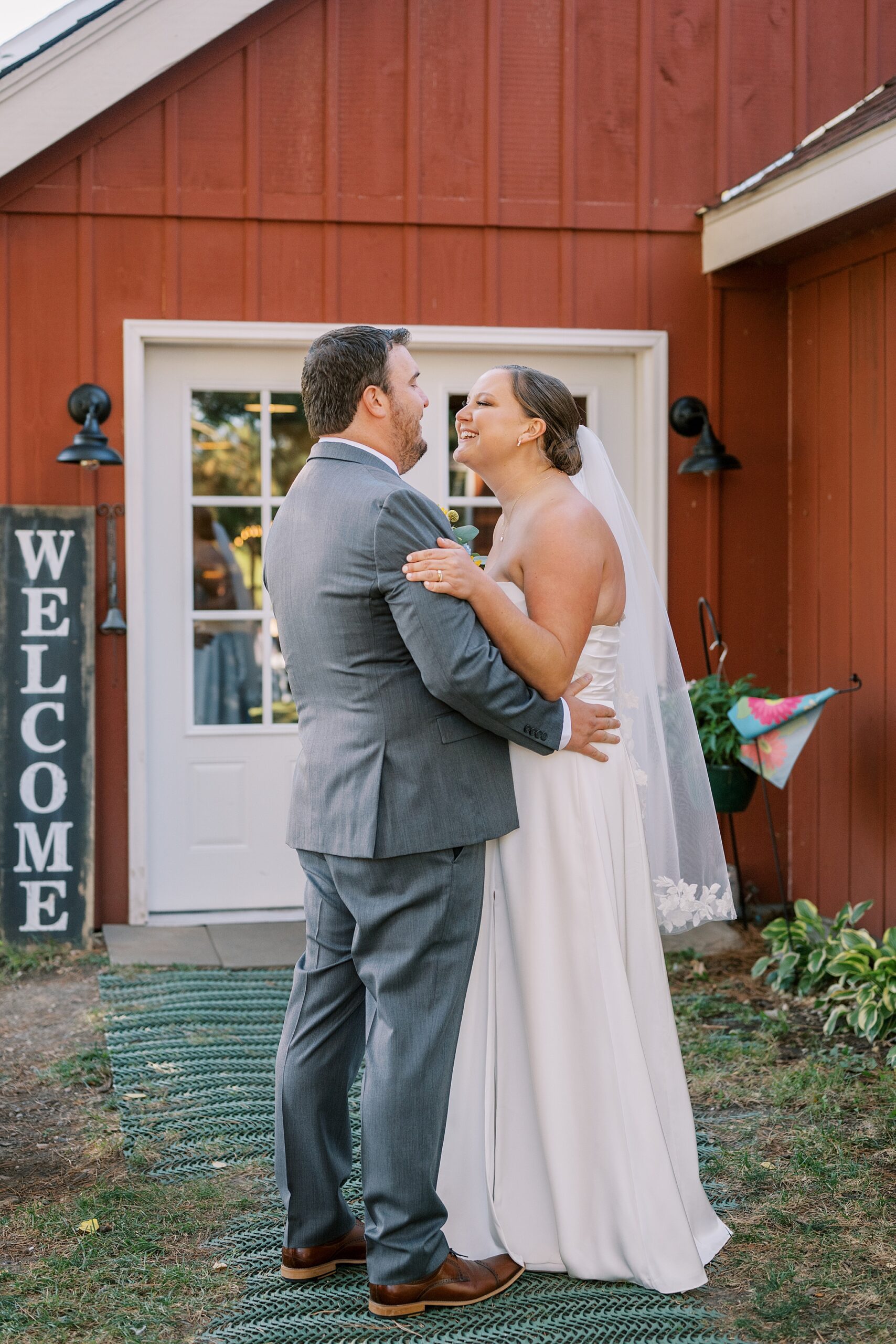 Fall wedding photos at Rosewood Farm in Sugar Grove, Illinois with Chicago wedding photographer Kim Ritchie Photography.