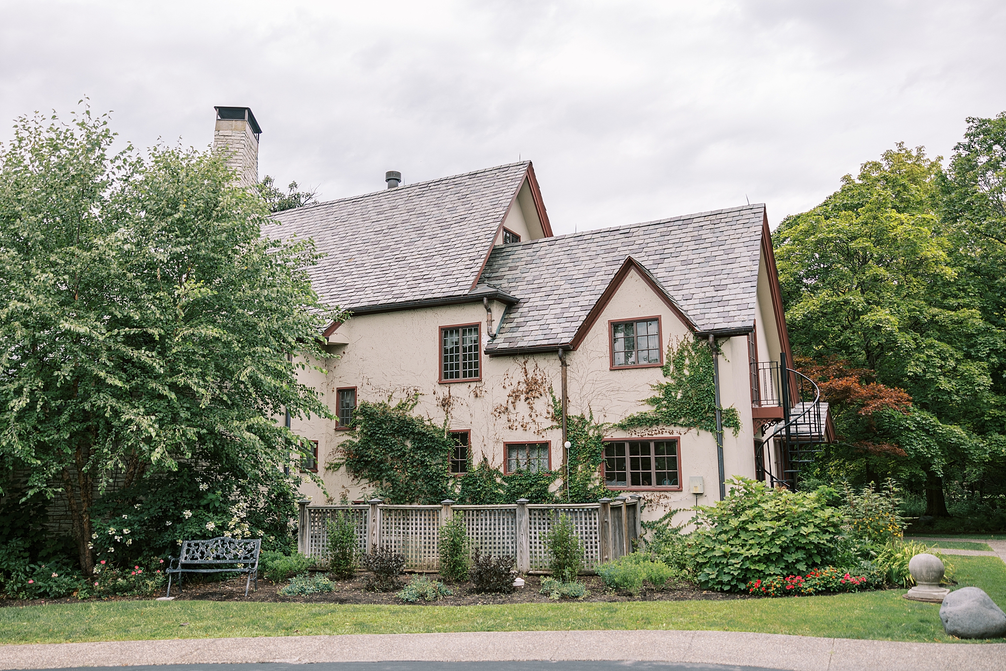 Redfield Estate wedding day in Glenview, Illinois with Chicago wedding and portrait photographer Kim Ritchie Photography.