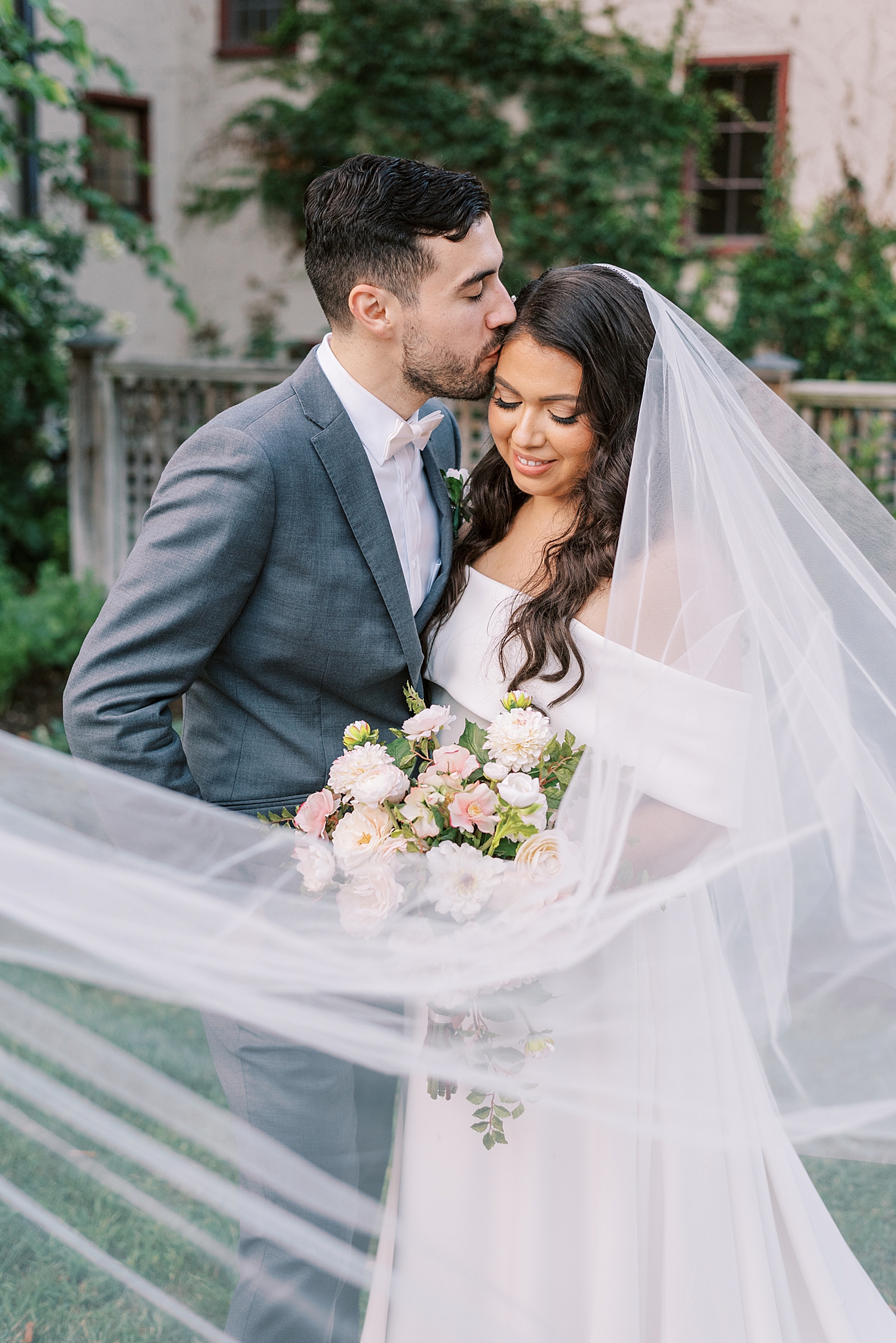 Redfield Estate wedding day in Glenview, Illinois with Chicago wedding and portrait photographer Kim Ritchie Photography.
